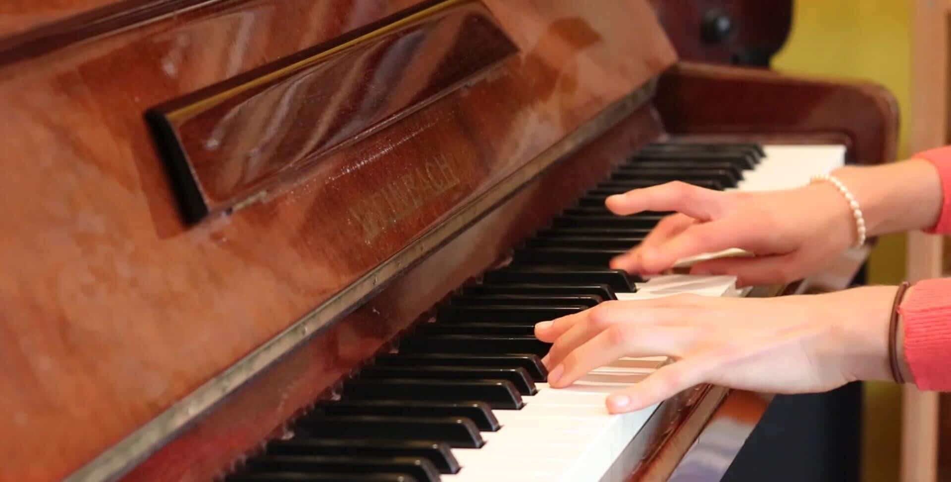 Read more about the article Videopozvánka klavíristky Marie Šumníkové<br/>na online benefiční koncert “Chopin pro Indii”